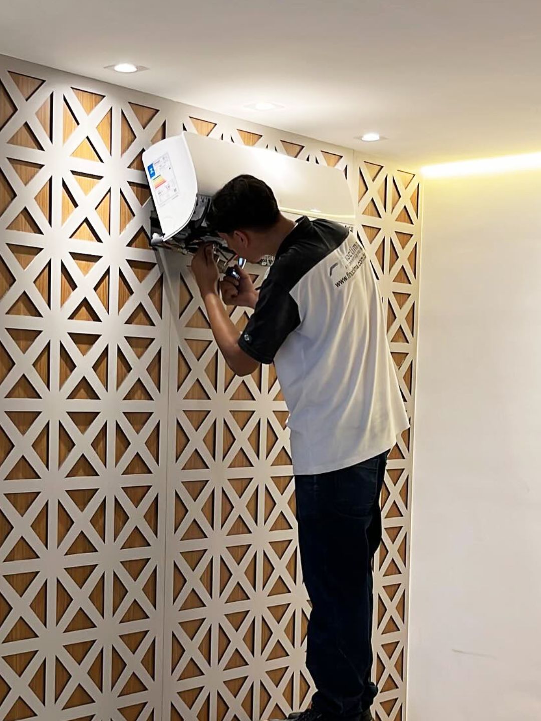 Finoclima fazendo instalacao de ar condicionado split aa
