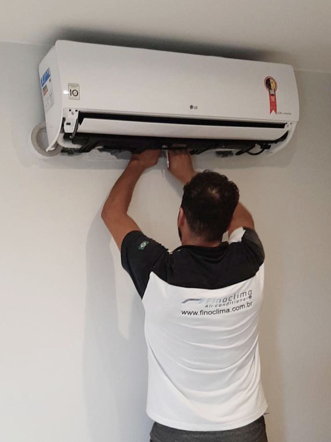 Finoclima fazendo manutencao de ar condicionado split aa
