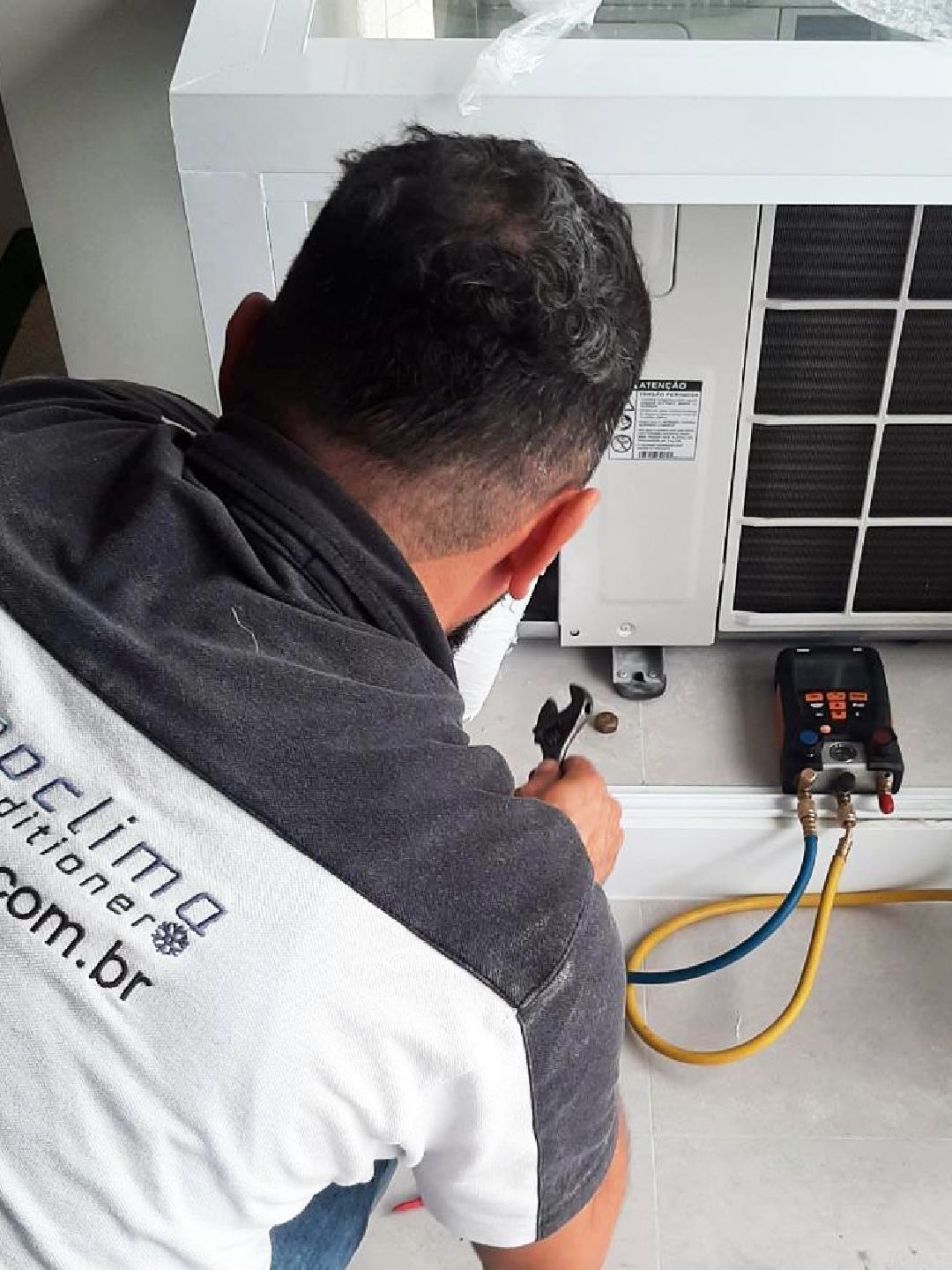 finoclima fazendo recarga de fluido refrigerante gás aa